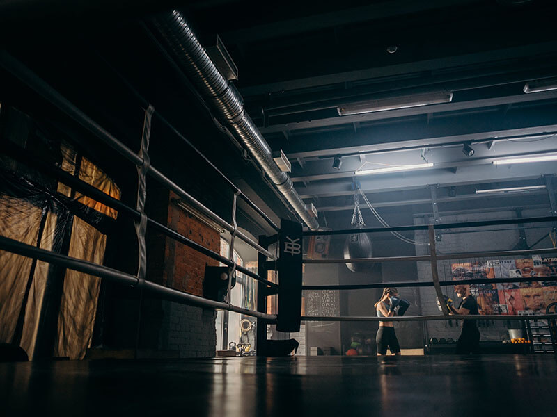 Le ring d'une salle de boxe