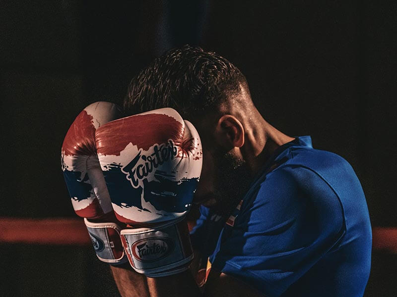 Un boxeur qui travaille sa garde en boxe