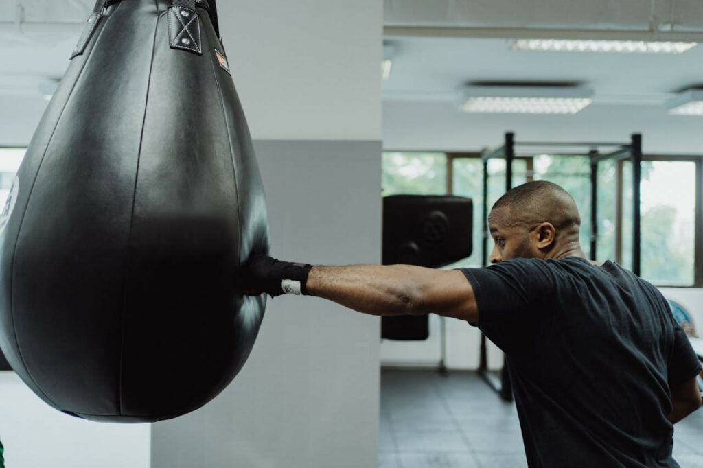 cross boxe : un homme exécute un cross sur un aqua-bag