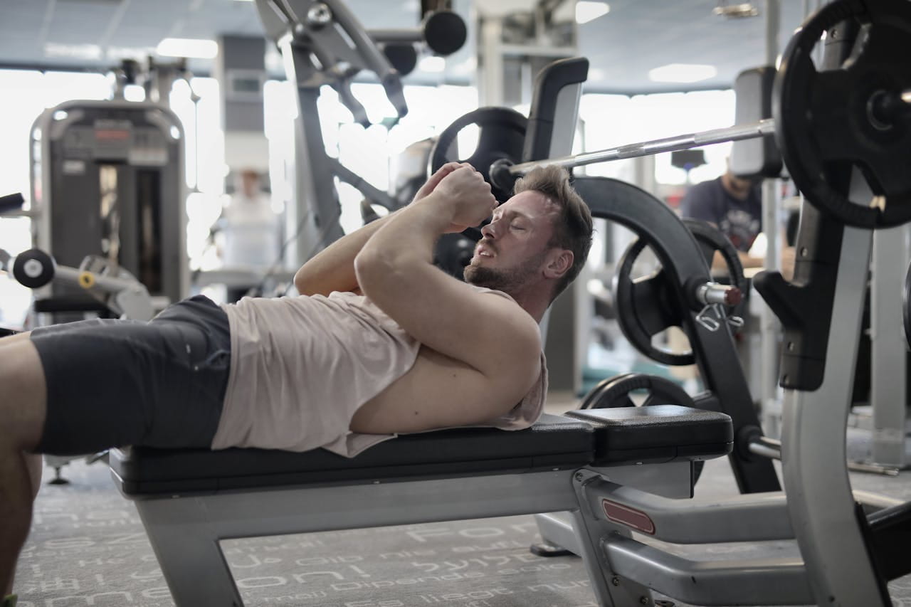 exercices avec un banc de musculation : un homme fait un exercice pour travailler ses abdominaux