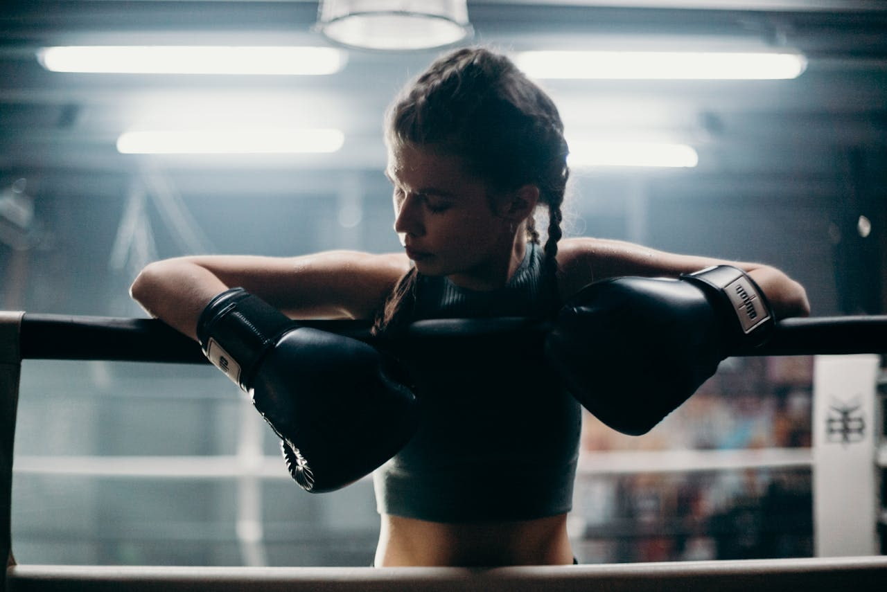 muscler le cou boxe : une femme échauffe son cou