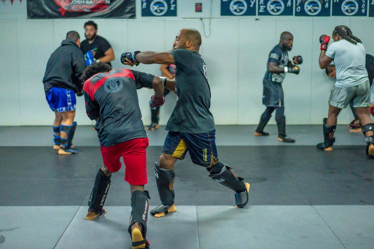 Deux hommes essaient des techniques d'esquive pour casser la distance boxe