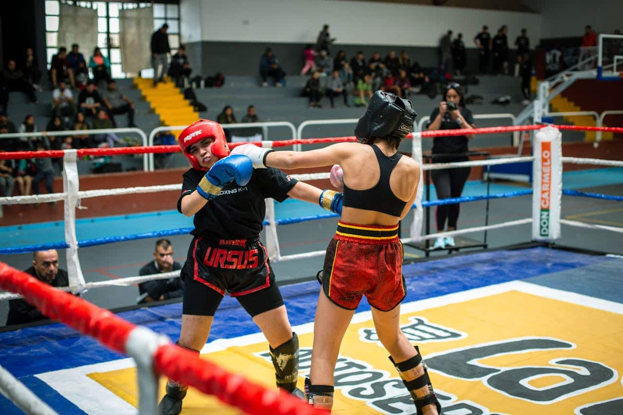 Transfert de poids boxe : deux personnes s'affrontent sur un ring