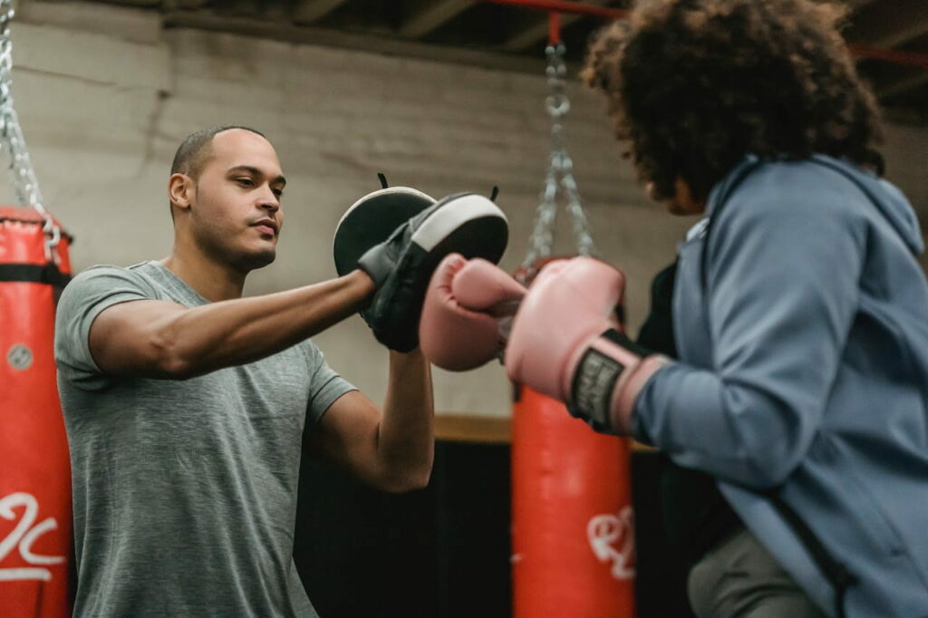 pattes d'ours boxe entrainement : une femme s'entraîne avec des pattes d'ours