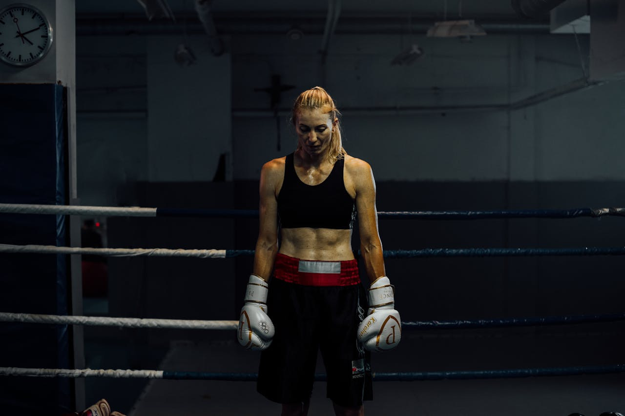 muscler le cou boxe : une femme attend sur le ring