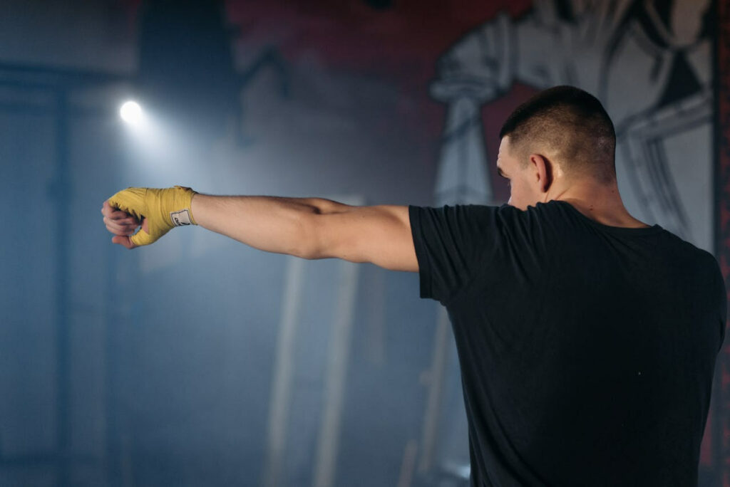 Un homme s'entraîne à faire un direct en faisant un transfert de poids boxe