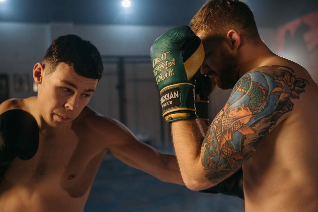 Un homme lance un jab à son adversaire pour casser la distance boxe