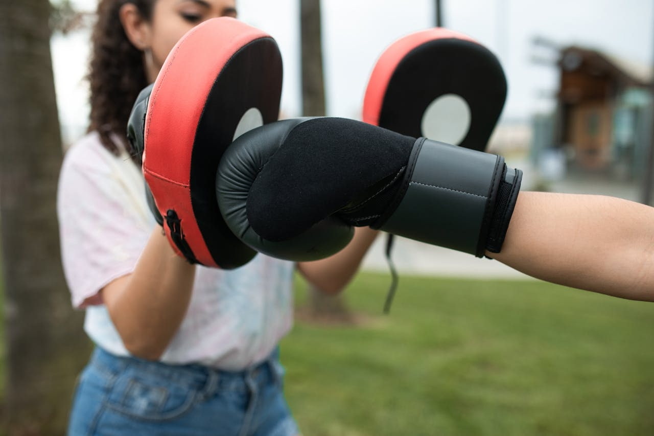 pattes d'ours boxe entrainement : une personne pratique sur des pattes d'ours