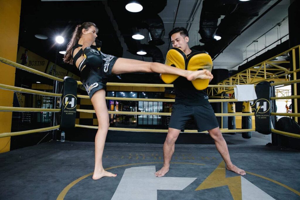 Exercice explosivité boxe : une femme renforce ses jambes