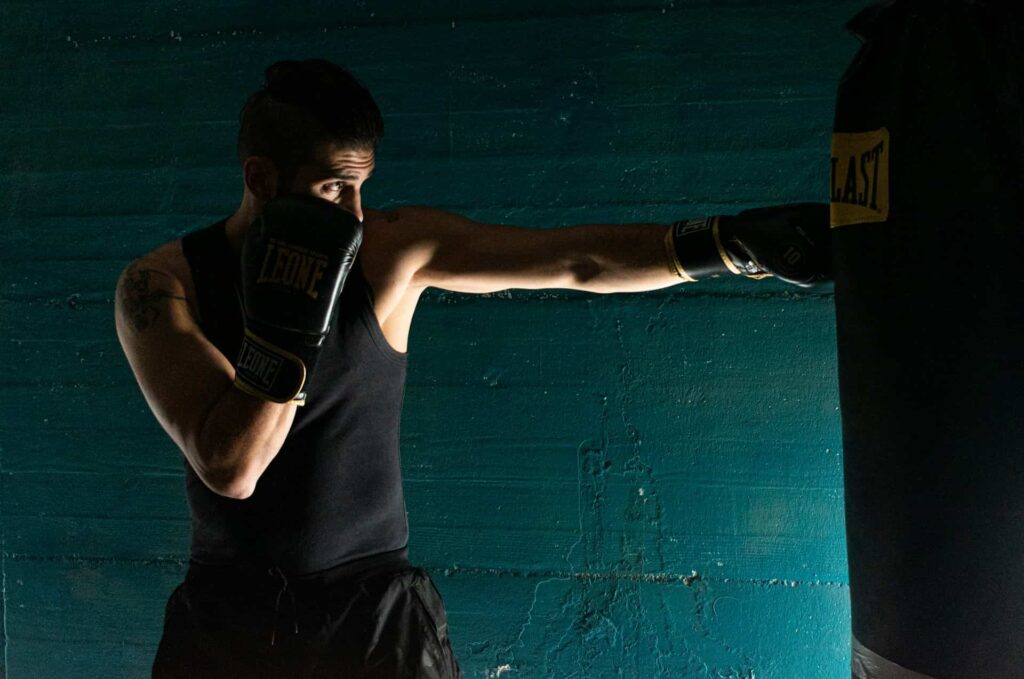 Exercice coordination boxe : un homme s'entraîne sur un sac de frappe
