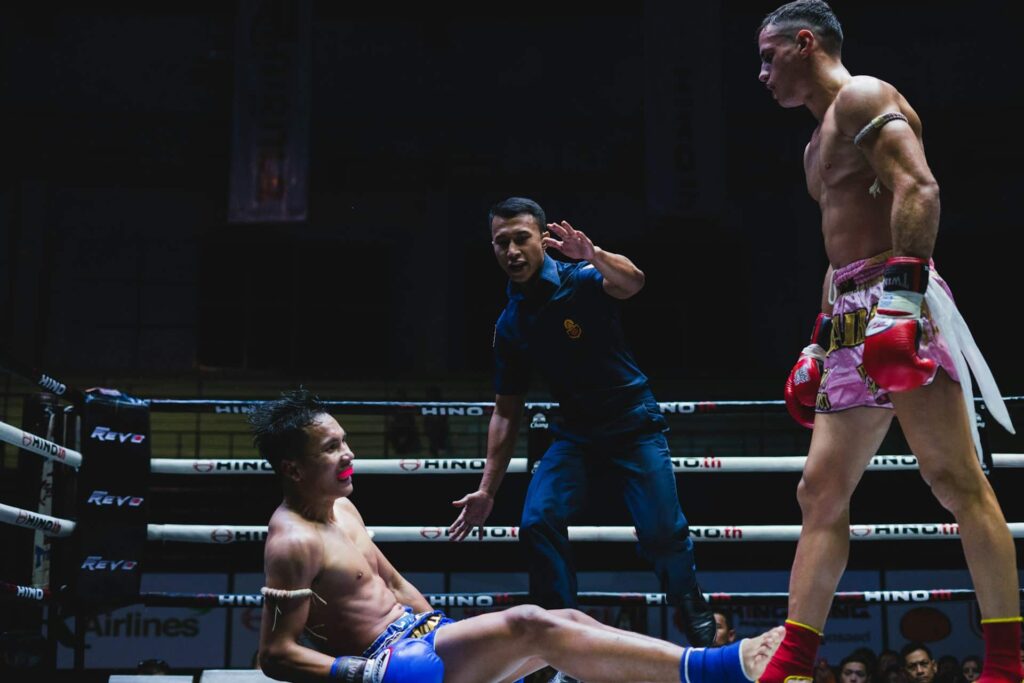 Combien de round boxe : un homme au sol pendant un round