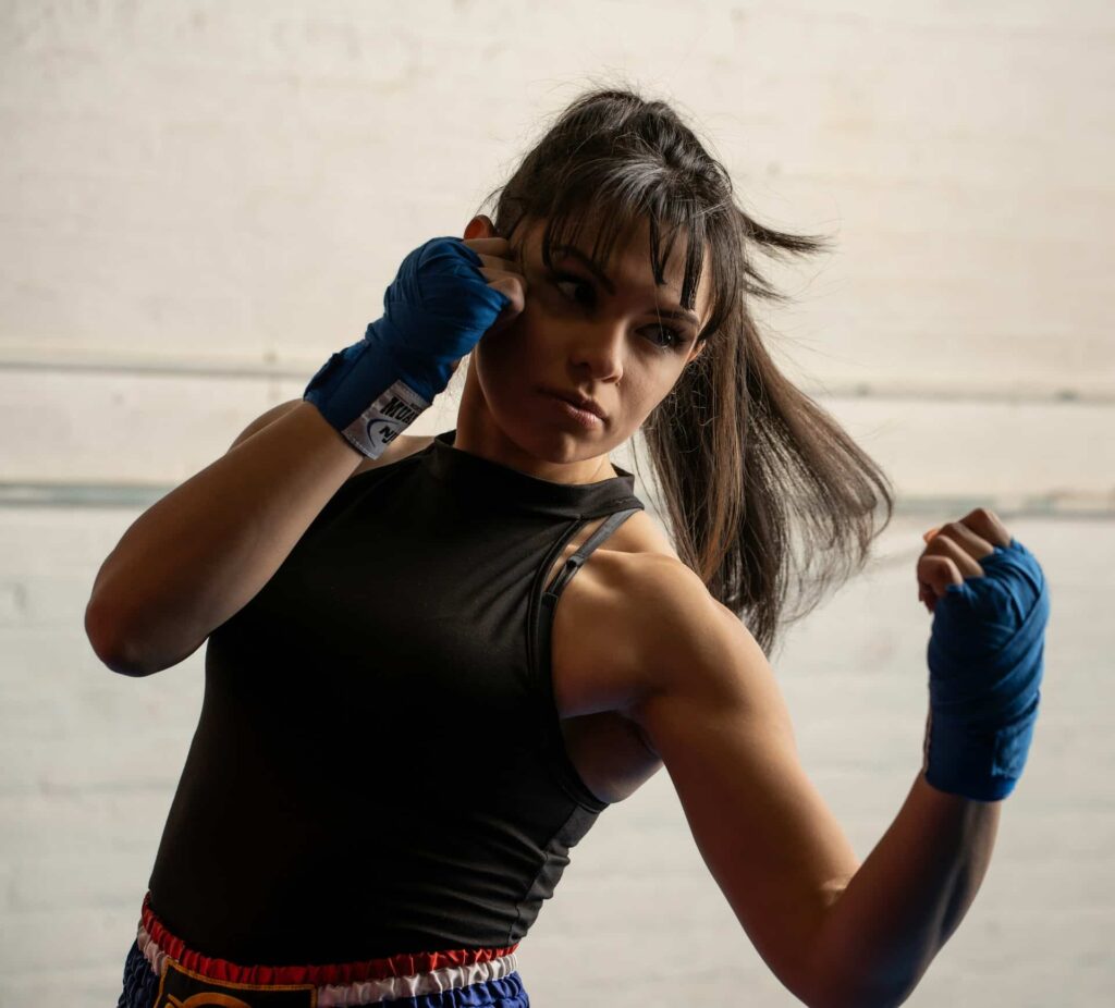 Une femme s'entraîne au body attack