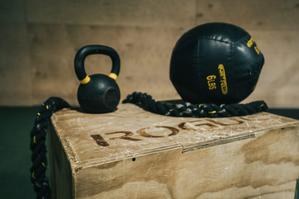exercice medecine ball boxe : une medecine ball et un poids sur une table