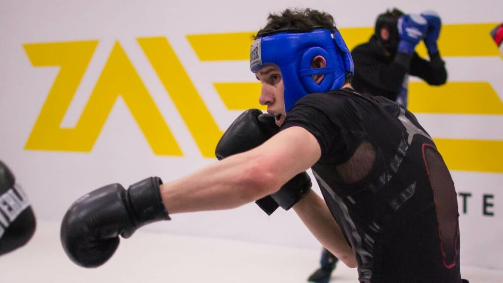 Un homme s'entraîne en body attack