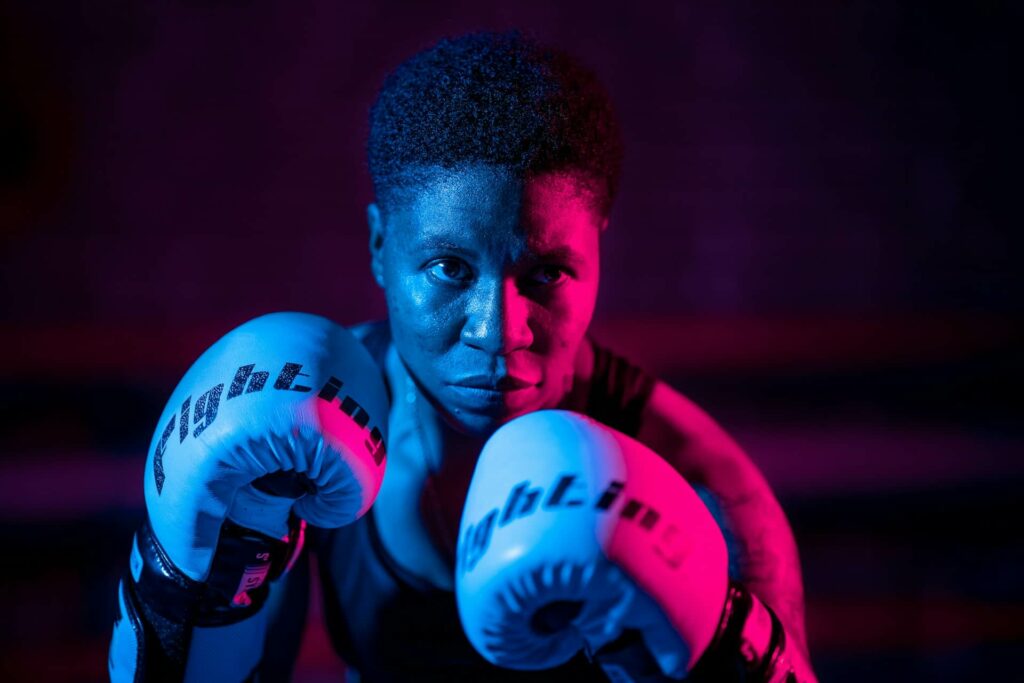 boxe pour maigrir : une femme se prépare à boxer